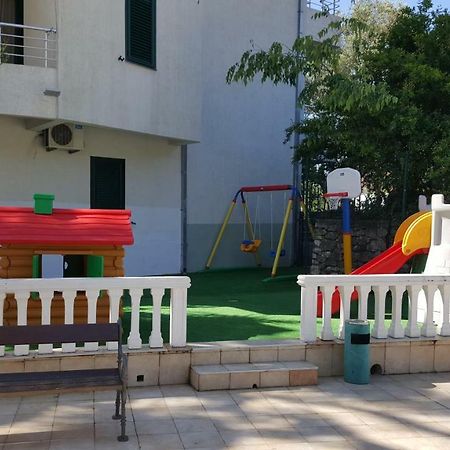 Roman Gardens Studio Apartment 리산 외부 사진