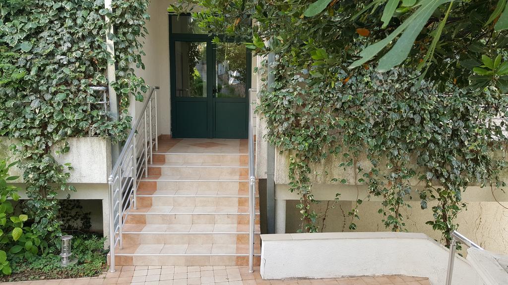 Roman Gardens Studio Apartment 리산 외부 사진