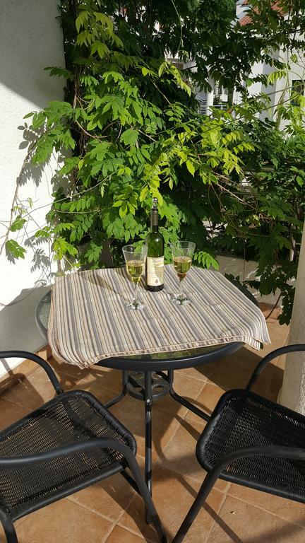 Roman Gardens Studio Apartment 리산 외부 사진