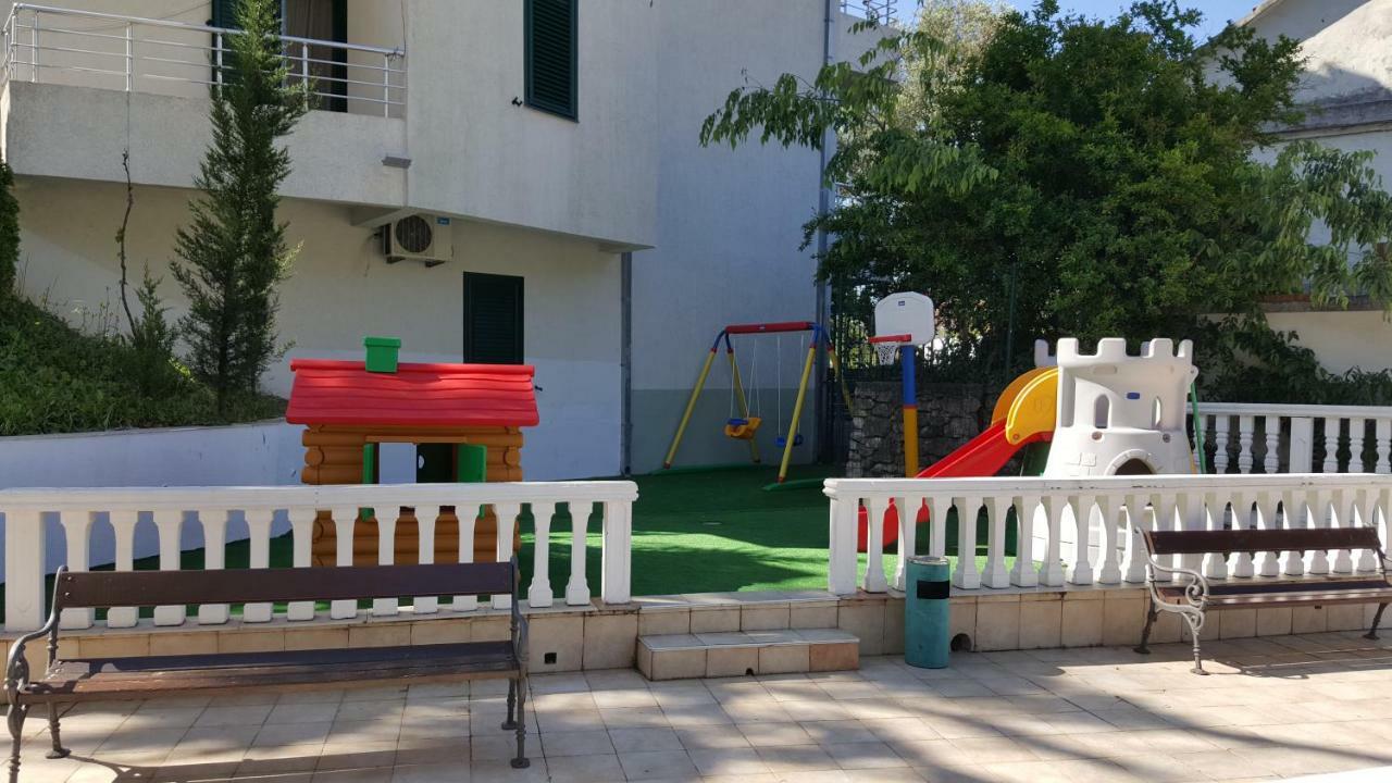 Roman Gardens Studio Apartment 리산 외부 사진